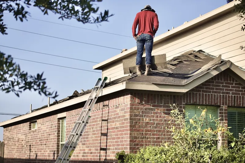 Professional roofer working on a residential roof in Elrosa